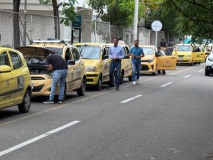 ¡Usuarios a frenar abusos en el servicio de taxis!