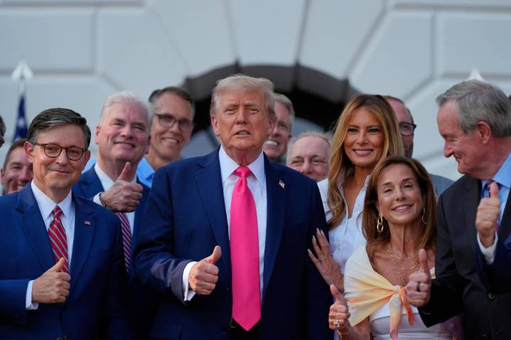Encuesta: Solo uno de cada cuatro adultos en EEUU dice que políticas de Trump los han beneficiado