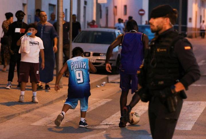 Eight arrested after far-right groups and migrants clash in Spanish town