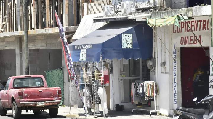 “CFE te cobra tarifa comercial aunque vendas un taco”: ante altos cobros comerciantes optan por la calle