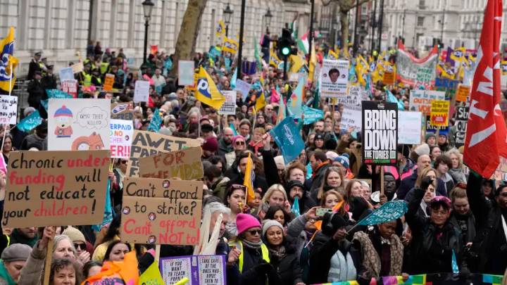 Médicos residentes inician huelga en Inglaterra por mejoras salariales