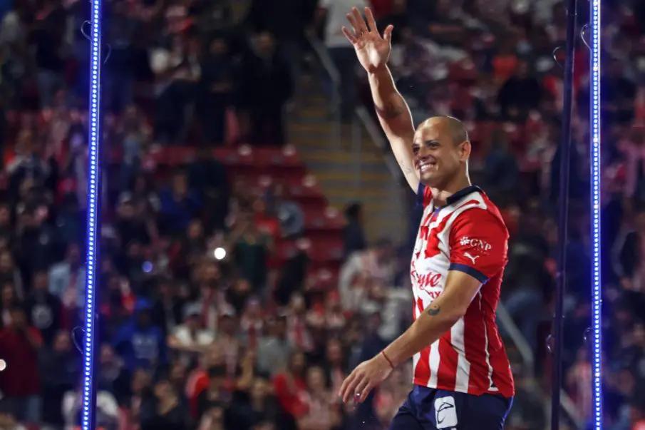 “Chicharito” ofrece disculpas por comentarios considerados misóginos y machistas