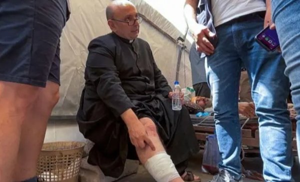 Un cura argentino resultó herido en él bombardeó de Israel a la iglesia católica de Gaza