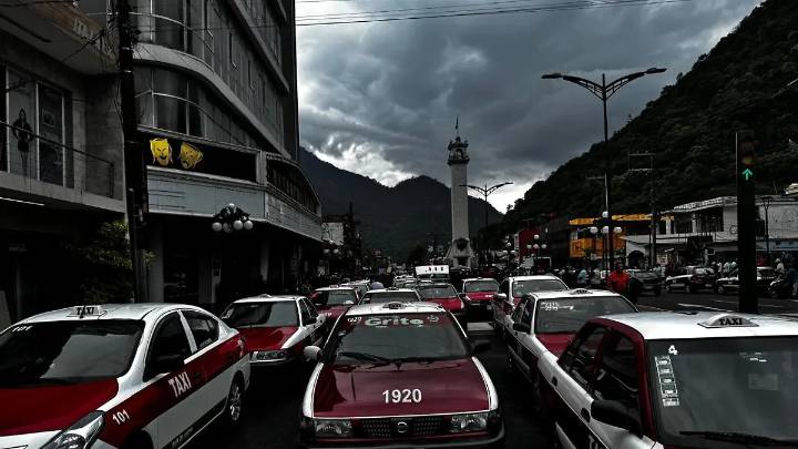 Taxistas de Orizaba no respetan nueva tarifa oficial, pero llevan hasta asientos rotos, se quejan usuarios