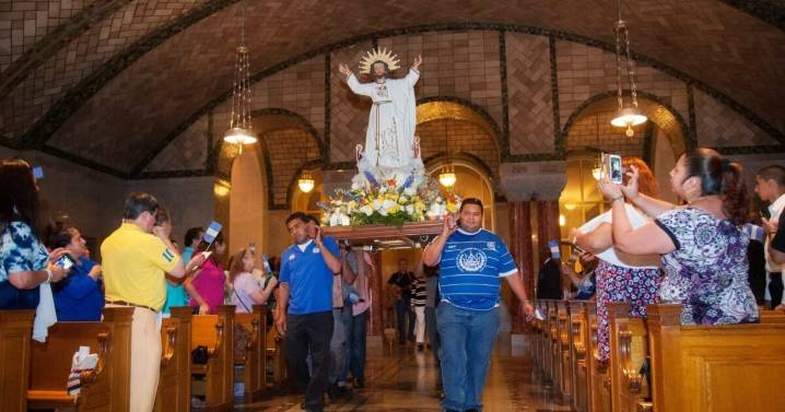 Salvadoreños se alistan para celebrar al Divino Salvador del Mundo