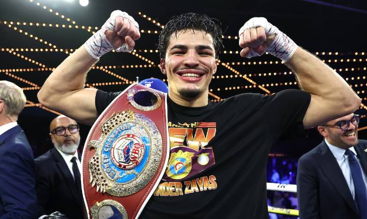 “Hice lo imposible realidad”: Xander Zayas es el nuevo campeón mundial de las 154 libras de la OMB