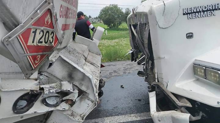 Choque de pipas en la México Pachuca, deja una persona lesionada