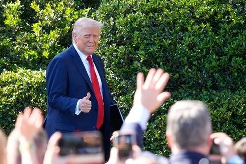 Deadspin | Trump signs executive order to address issues in college sports