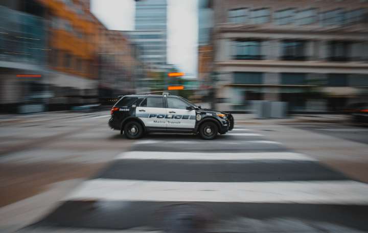 Sospechoso de robo de auto arrestado en Rhode Island tras agredir a anciano en Newburyport, Massachusetts