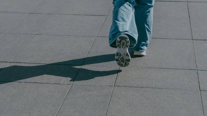 Sí, caminar menos de 10.000 pasos también reduce riesgo de enfermedades (y es un objetivo más viable)