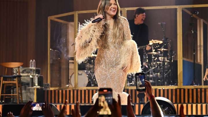 Kelly Clarkson Performs 'Heartbeat Song' With Daughter in Las Vegas