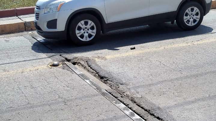 Automovilistas solicitan reparación en puente vehicular de la calle Cazadora