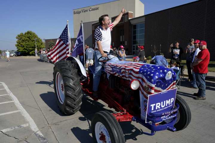 Trump wants cane sugar in Coke—at the expense of corn country
