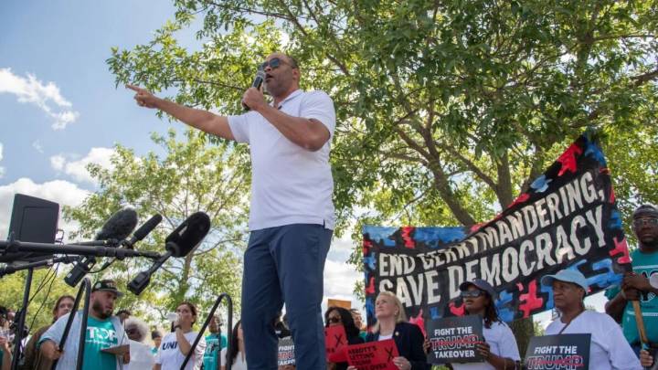 North Texans, Democrats rally ahead of redistricting hearing at UTA