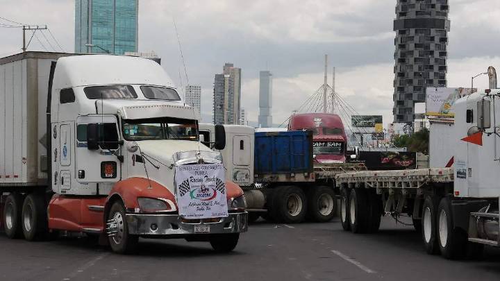 Ocho horas de bloqueos: transportistas en Puebla exigen freno a robos, extorsiones y secuestros