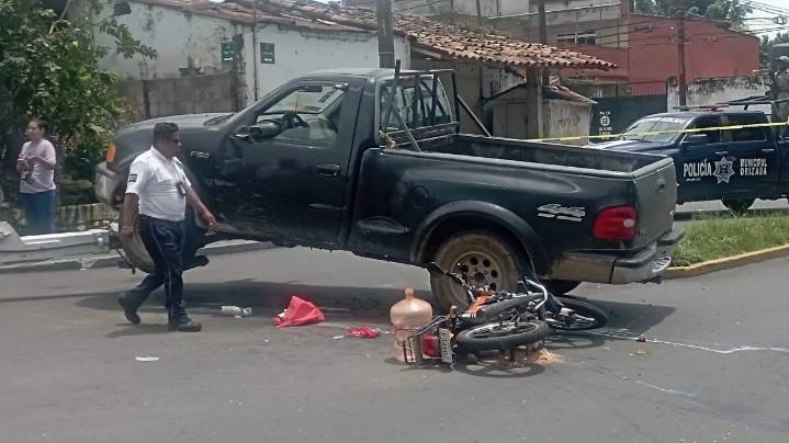Mujer herida al chocar su motocicleta en Paseo las Palmas con Sur 13, en Orizaba