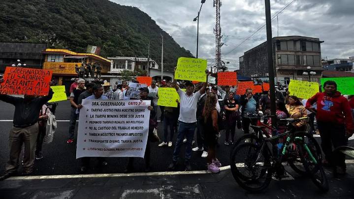 Taxistas bloquean principales calles de Orizaba y protestan frente a Delegación de Transporte Público