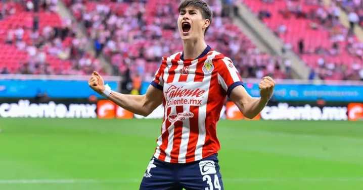 Armando González lidera primer triunfo 4-3 de Chivas con doblete y foto viral de infancia