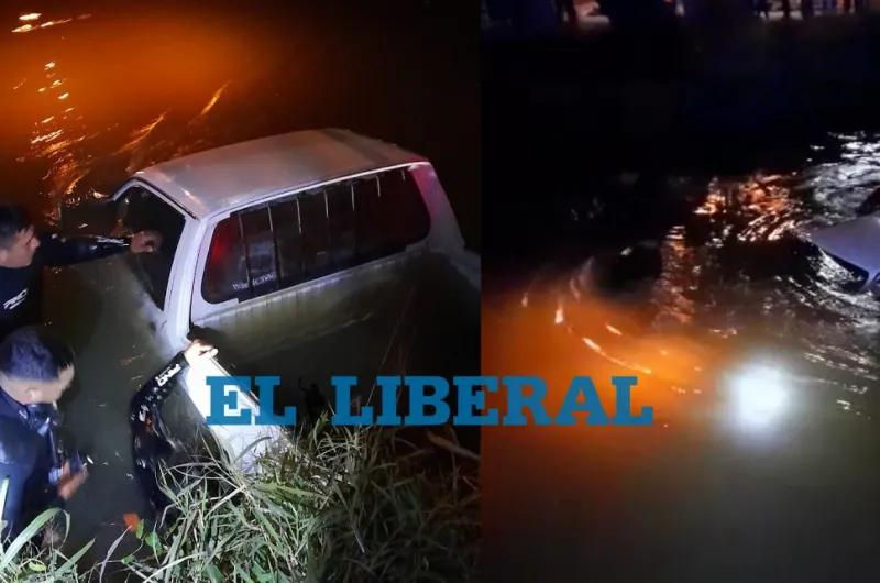 Una camioneta cayó al canal en La Banda y fue rescatada sin heridos