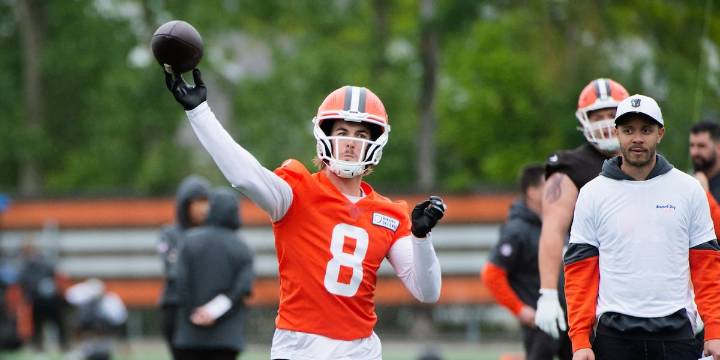 Kenny Pickett suffered a hamstring injury in Saturday’s practice