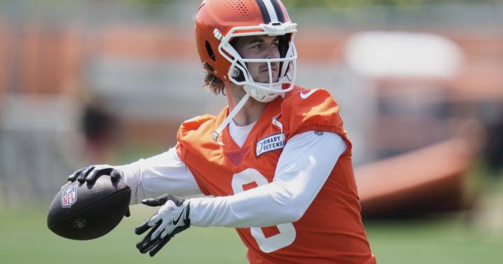 Kenny Pickett sustains hamstring injury during training camp, will be re