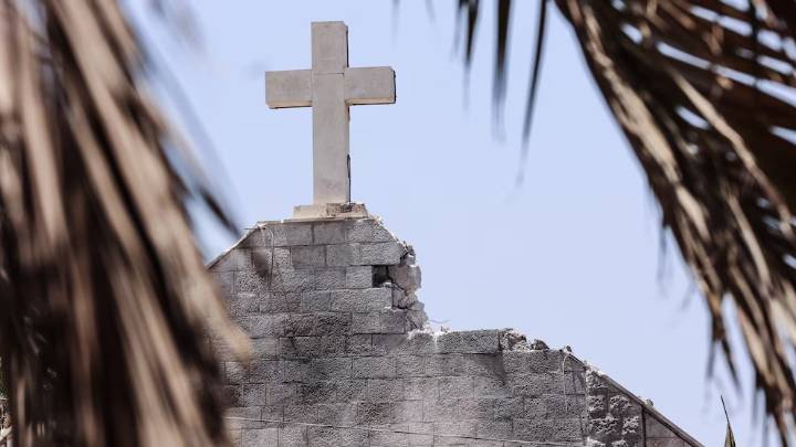 Bombardearon la única iglesia católica en Gaza: cuatro muertos y entre los heridos hay un cura argentino
