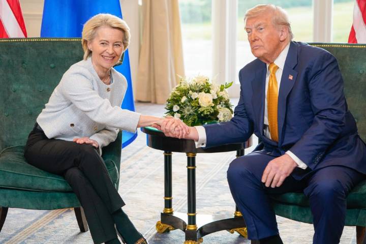 Trump anuncia acuerdo con UE que incluye aranceles 15 % y...