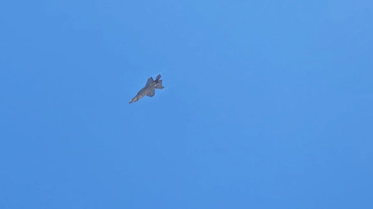 Aviones de combate realizan entrenamiento militar en la zona de Palm Springs