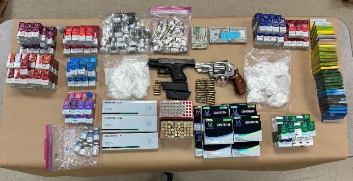 Hombre de Palm Desert arrestado en relación con múltiples robos con allanamiento de morada, cargos relacionados con armas de fuego y narcóticos