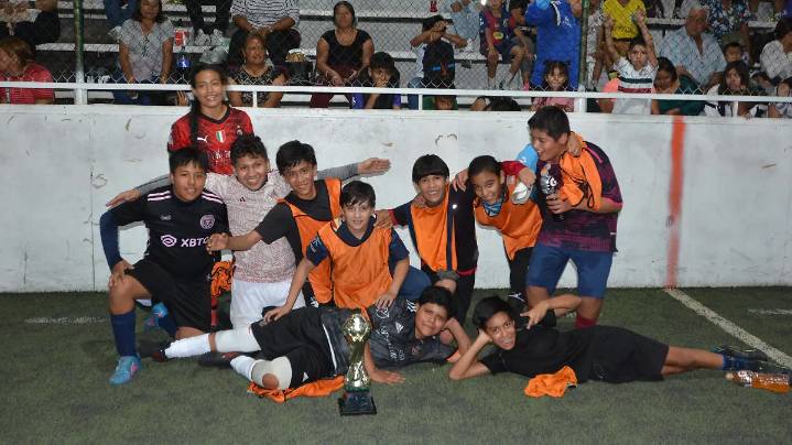 Deportivo Estrellas levantó un trofeo más de campeón