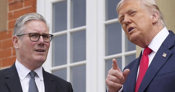 Trump pide más ayuda para Gaza y presume sus campos de golf en reunión con el premier británico