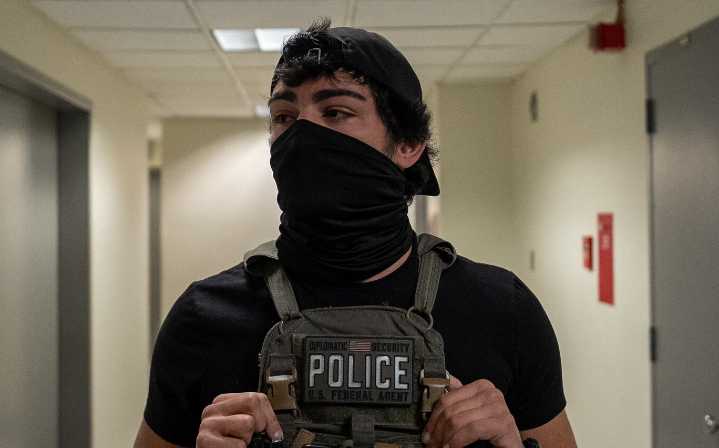 Nueva York considera prohibir el uso de máscaras a agentes de ICE