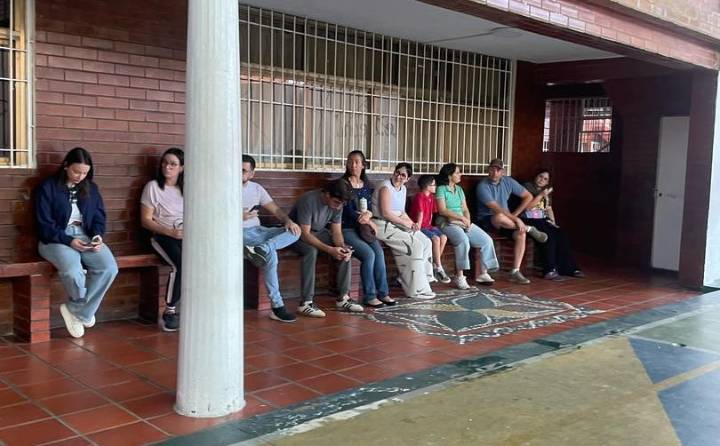 Pocos electores en Lechería se acercaron a los centros para sumarse a la farsa electoral del #27Jul (FOTOS)