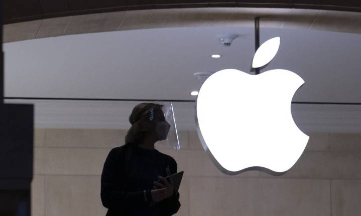 Trump announces Apple investing another $100 billion in US manufacturing