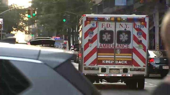 Oficial de NYPD y civil baleados en Manhattan
