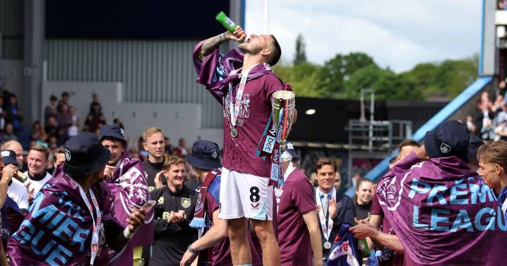 Leicester City offer contract to proven Championship winning free agent