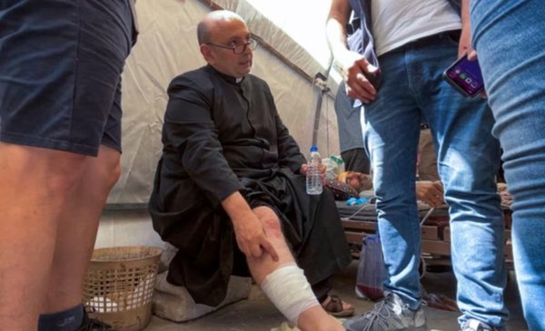 Indignación por el bombardeo israelí a la única iglesia católica de Gaza a cargo de un cura argentino