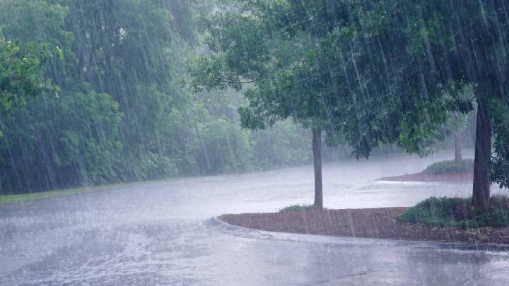 Heavy rain pummels the East Coast and sparks isolated flash flooding
