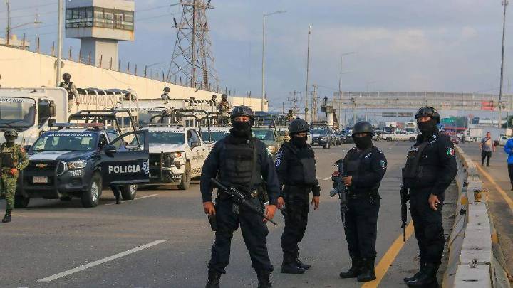 Trasladan a 60 reos a diferentes penales federales