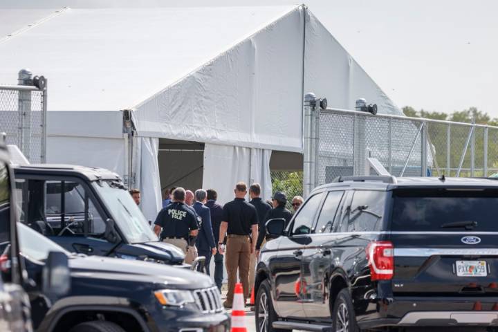 El cónsul de México entrevista a más de 30 mexicanos detenidos en Alligator Alcatraz