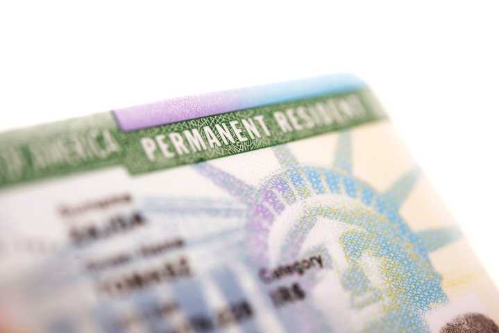 Proponen “dar papeles” a ciertos inmigrantes del país