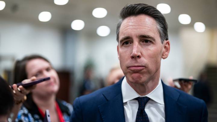 Trump Slams Josh Hawley, Who Voted With Dems on Stock Trading Ban