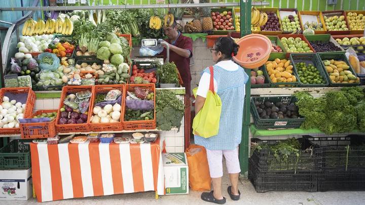Inflación en México sorprende al moderarse a su meno nivel desde enero