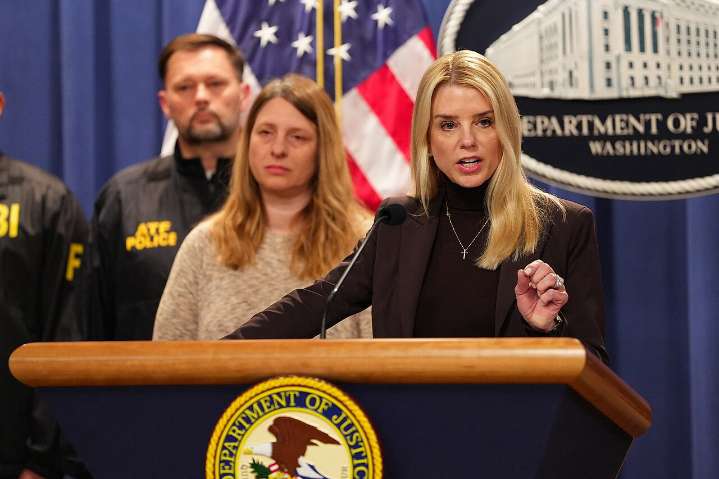 Trump enfrenta una revuelta de su base MAGA por los archivos de Epstein