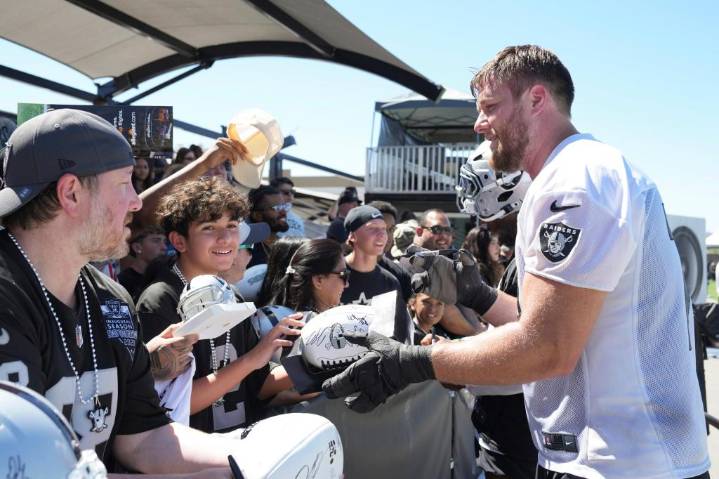 Raiders y Kolton Miller firman una extensión de contrato, según fuente AP