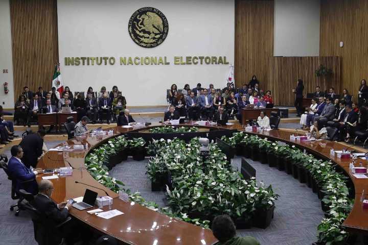 INE multa por 6.3 mdp a candidaturas que aparecieron en acordeones en elección del Poder Judicial