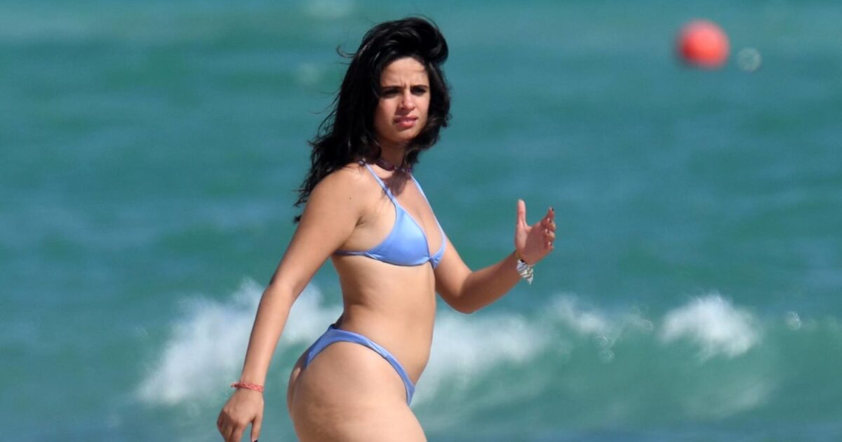Las fotos más jugadas a "puro amor" de Camila Cabello en Ibiza