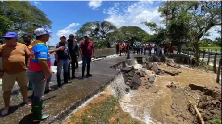 El agua se tragó la carretera entre Guárico y Apure: paso quedó intransitable tras las lluvias (Video)