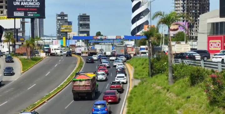 Transportistas bloquean vialidades en Puebla; exigen mayor seguridad y reducción de peajes
