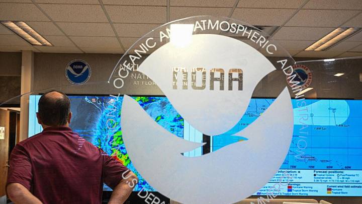 Tras miles de recortes, NOAA lanza contrataciones de emergencia para enfrentar temporada de huracanes